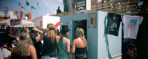 LANGE RIJEN VOOR DE JOLLY BOOTH OP SOLAR FESTIVAL